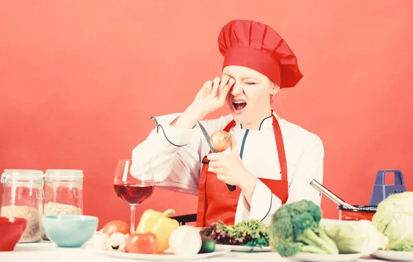 Restaurantkarte. Diät. Bio essen und vegetarisch. Hausfrau. Frau, die gesunde Nahrung nach Rezept zubereitet. Profi-Koch auf rotem Hintergrund. Frau mit Kochmütze weint wegen Zwiebeln — Stockfoto