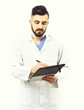 Ameliyat maskesi üzerine beyaz izole adam. Doktor sakallı
