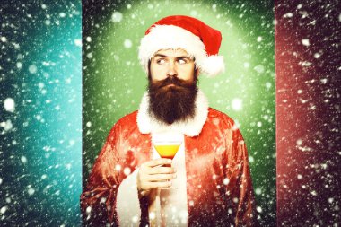 Ciddi sakallı Noel Baba adam.