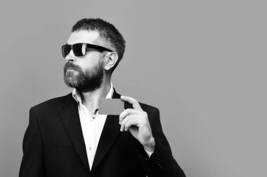 Boş oyun kağıdı, kopya alanı ile iş adamı. Sakallı