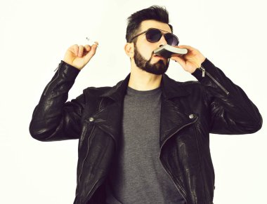 Sakallı dostum, beyaz hipster sigara ve cep şişesi holding bıyıklı