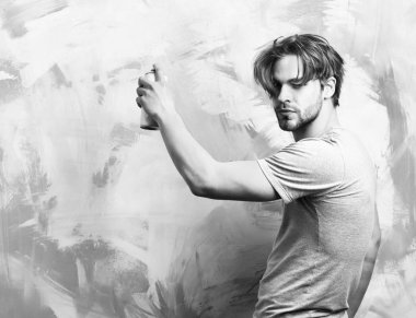 Sprey boya ile seksi maço adam beyaz sakallı