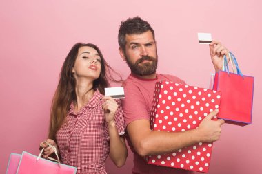 Sakallı adam ve bayan alışverişe çıkıyor. Para harcaması