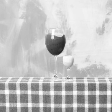 Alkollü taze tropikal kokteyl.