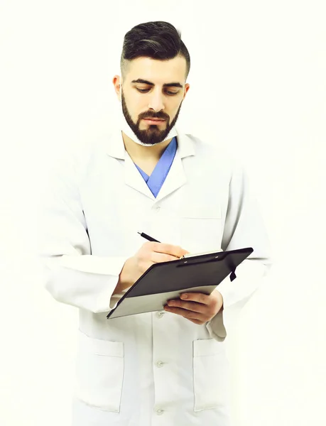 Mann mit Chirurgenmaske isoliert auf weiß. Arzt mit Bart — Stockfoto