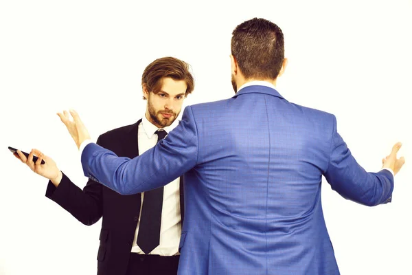 Situación de negocios, desafío, chicos o hombres de negocios en traje de teléfono de retención — Foto de Stock