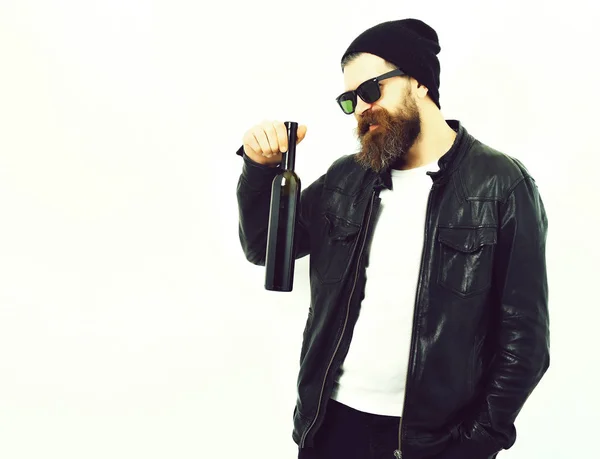 Vousatý brutální kavkazský hipster drží láhev — Stock fotografie