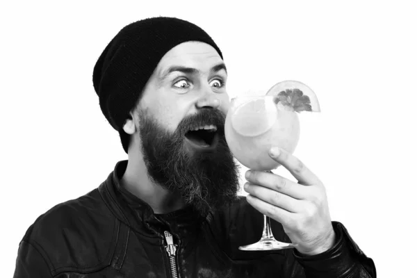 Brutale blanke hipster met alcoholische drank of verse cocktail — Stockfoto