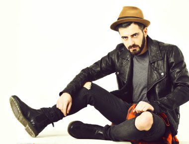 Sakallı, beyaz, bıyıklı ve şapkalı bir hippi.