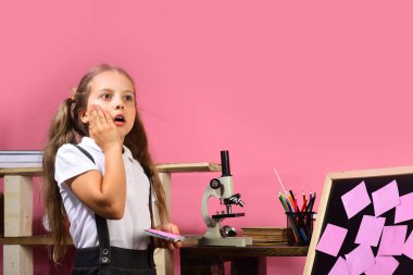 Resepsiyon, mikroskop ve Kırtasiye ile onun sınıfta kız