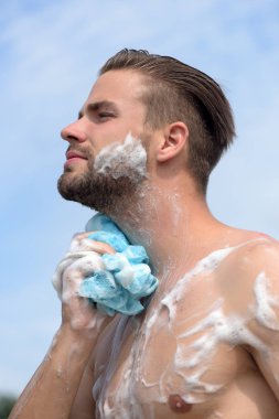 Mavi gökyüzü arka plan üzerinde gülümseyen kıl adam