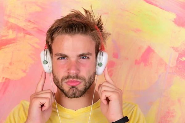 Americano guapo barbudo chico con auriculares. — Foto de Stock