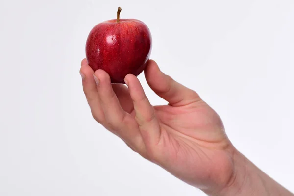 Male hand holds red apple. Apple in bright juicy color — Stock Photo, Image