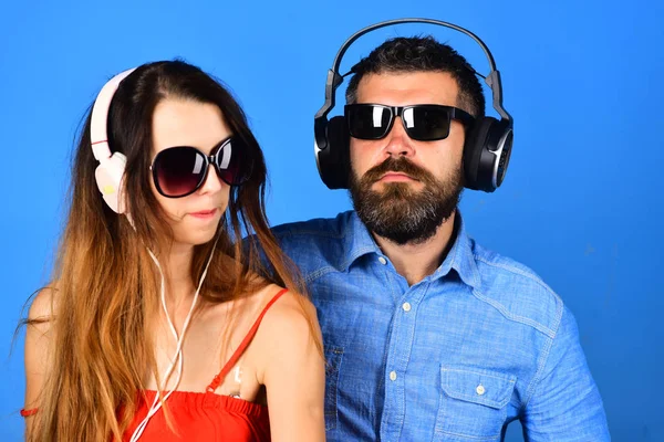 Man met baard en meisje zingen op blauwe achtergrond. — Stockfoto