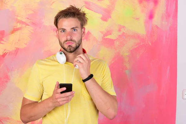 Hipster de ojos azules con estilo y smartphone. Estilo de vida musical. — Foto de Stock