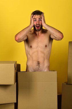 Maço kıl ve şok yüz tutan eller ile baş ile