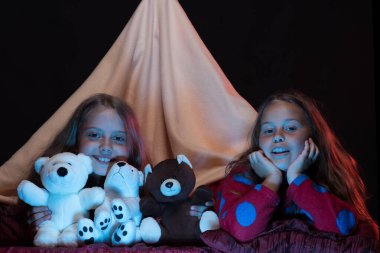 Çocuklar ve eğlence zamanı konsepti: Pijama partisinde pijama partisi