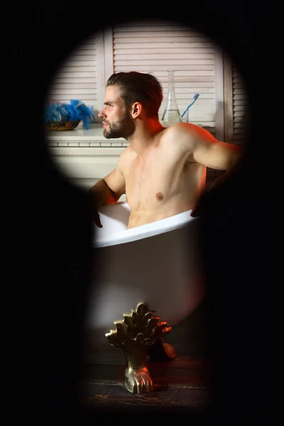 Seksi ja erotiikka käsite: alasti kaveri kylpyhuoneessa — kuvapankkivalokuva