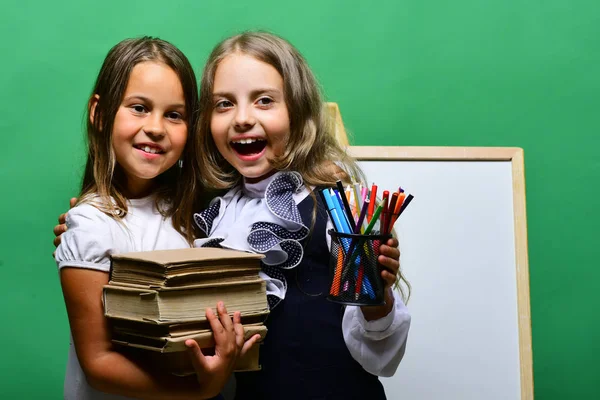 Filles avec des visages souriants heureux et papeterie — Photo