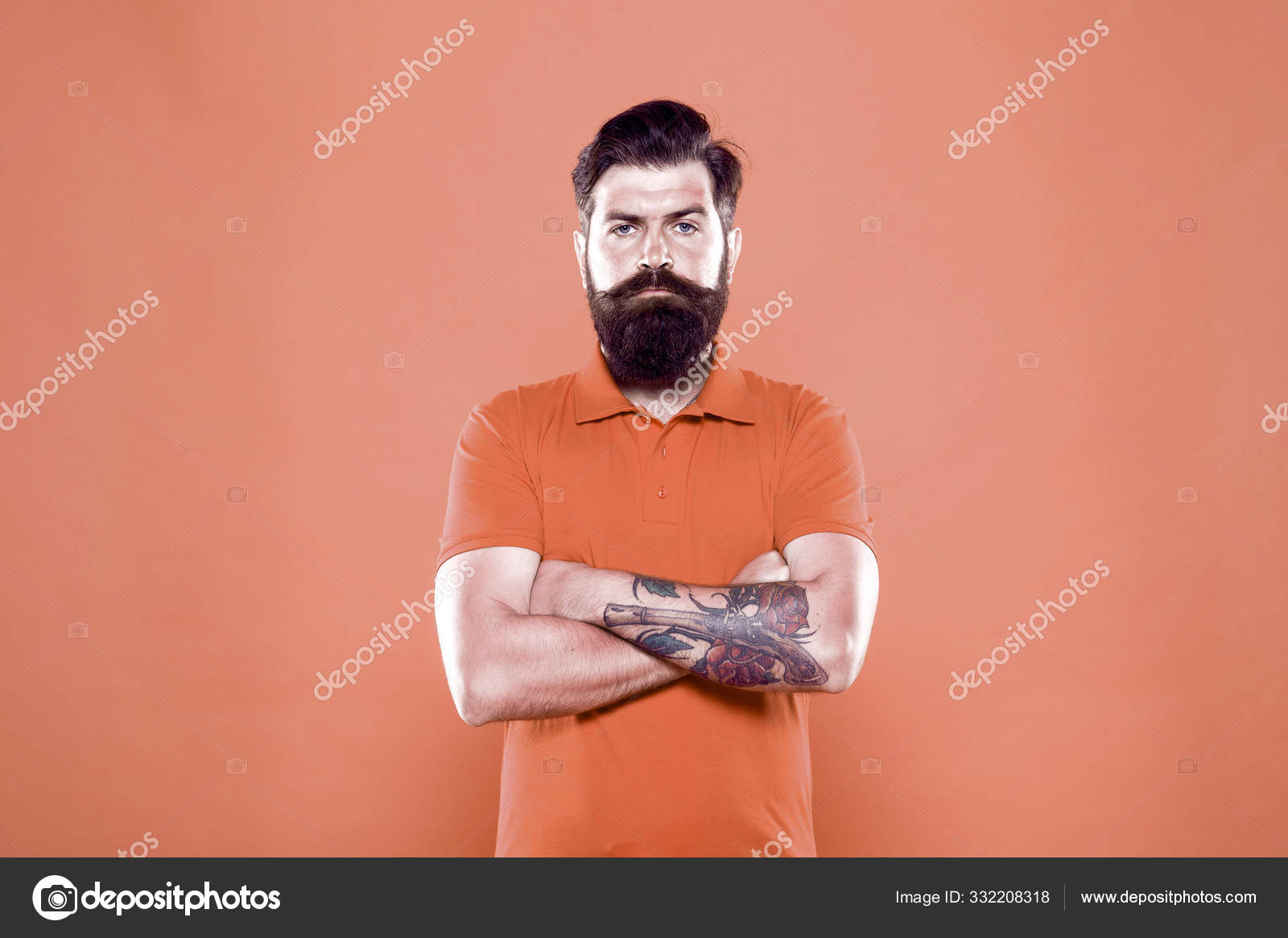 Mannelijke Kapper Zorg. Man Met Baard Casual Stijl. Professionele Kapper Rode Achtergrond. Volwassen Hipster Serieuze Blik. Mannelijke Schoonheid En Mode. Kassier Werk. Trendy En Brutaal Zijn. Gezichts- En Baardverzorging ⬇ Stockfoto, Rechtenvrije