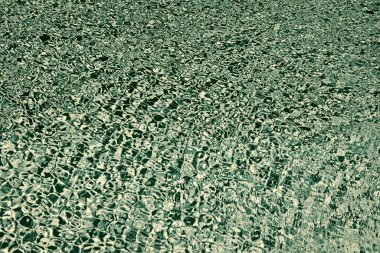 Deniz şeffaf berrak su. Su yüzeyi. Hijyenik, halka açık yüzme havuzunu ölçer. Yaz tatili. Sağlıklı yaşam tarzı aktiviteleri. Yüzme havuzu. Mavi deniz arka plan dokusu. Dalgalar mavi deniz