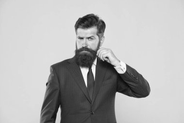 Bıyık bırak. İş adamı kıyafeti. Yakışıklı sakallı adam CEO. Berber dükkanı ve stilist. Başarılı ve karizmatik bir avukat. Liderlik. İş adamları. Ciddi motivasyona sahip girişimci.