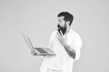 Ne yapmam gerektiğini bilmiyorum. Programlama kavramı. İnternette sörf yapan acımasız bir adam. hipster defter kullanıyor. Sakallı adam dizüstü bilgisayar sarı arka plan. İnternetten alışveriş. Başarılı geliştirici. dijital dünyada eğitim