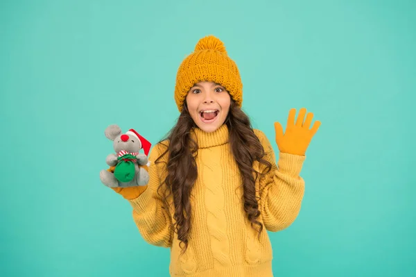 鼠标的年度符号。 可爱的小女孩抱着老鼠玩具。 孩子们编织的保暖服装和玩具老鼠玩耍。 儿童玩具商店。 买圣诞礼物。 是在圣诞节的心情。 快乐的2020年 — 图库照片