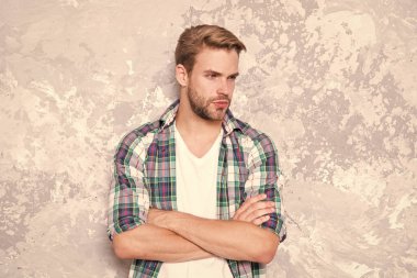 İyi bir adam bulmak zor. Erkeklerin şehveti. Seksi adam gündelik tarzda. Maço adam grunge duvarı. Erkek modası yaz trendi. Kendine güvenen öğrenci kareli gömleği. Tıraşsız sakallı adam. berber dükkanı konsepti