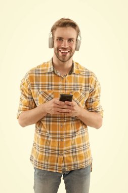 Kulaklar için bir zevk. Müzik konseptinin tadını çıkar Dinlemeyi hak eden en iyi müzik uygulamaları. Guy modern kullanıcı mobil uygulaması. Müzik aboneliği al. Adam memnun müzik dinliyor modern kulaklıklar ve akıllı telefon