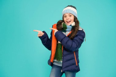 Rahatlamak için tasarlandı. Moda kızı kışlık giysileri. Moda modası. Moda ceketi. Isınıyorum. Sıradan bir kışlık ceket daha şık, daha rahat özellikleri var. Kadın modası. Çocuk giyim mağazası