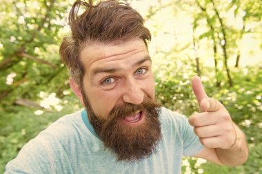 Uzun sakallı duygusal yüzü olan Hipster doğa geçmişini yakından takip edin. Yaz eğlencesi. Park ormanındaki sakallı adam. Sakallı hipster. Doğal ortamda çılgın sakallı olgun adam. Acımasız erkek eğlence