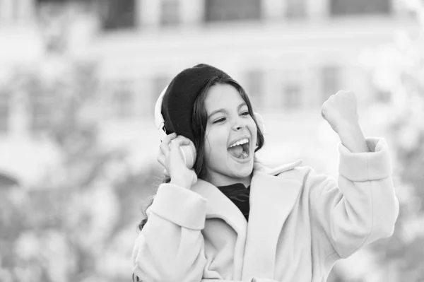 Il gusto della musica adolescenziale. Bambina ascoltando musica godere di canzone preferita. Ragazza con cuffie sfondo urbano. Salta la traccia. Banda preferita. Influenza della musica. Bambino ragazza autunno vestito godendo di musica — Foto Stock