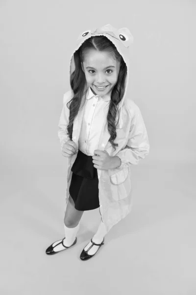 A los chicos lindos les encantaría. Estilo rana. Colegiala impermeable con capucha disfrutar del clima otoñal. Los accesorios impermeables hacen que el día de otoño lluvioso sea agradable. Accesorio impermeable. Niño niña feliz desgaste impermeable —  Fotos de Stock