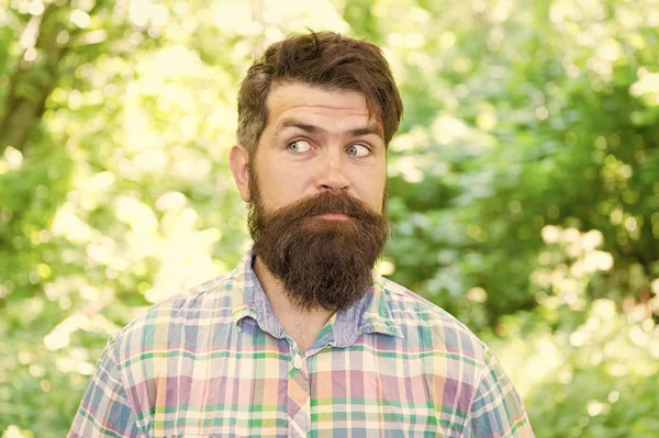 Beau bûcheron. Homme barbe et moustache dans la forêt d'été. Concept vacances d'été. Homme barbu hipster fond d'arbres verts. Randonnée et voyage. Guy se détendre dans la nature estivale. Unis avec l'environnement — Photo