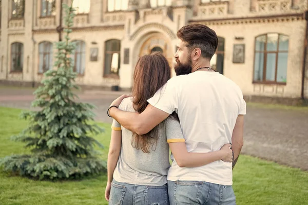 Fiable y llena de confianza. Mujer bonita sintiendo confianza y confianza en los brazos del hombre. Pareja enamorada disfrutando de una relación de confianza. Desarrollar relaciones de confianza en la familia — Foto de Stock