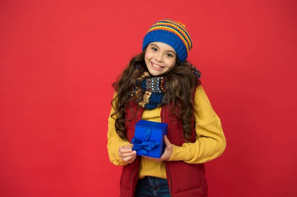 Vacaciones de invierno. Niño feliz en traje de invierno fondo rojo. Escoge algunos regalos de invierno para ti. Lista de deseos. Me siento agradecido. Temporada de fiestas. Feliz infancia. Regalos y recuerdos de Navidad —  Fotos de Stock