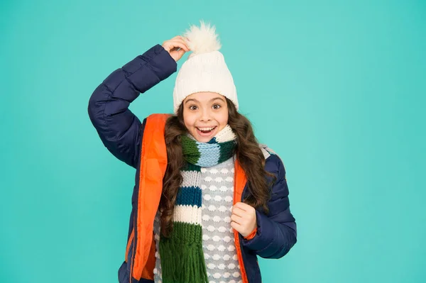 모자멋진데. 행복 한 아이는 따뜻 한 모자를 씁니다. 퍼포먼스 모자를 쓰고 미소짓는 소녀. 겨울용 패션 액세서리. 패션과 스타일. 추운 날씨를 위한 따뜻하고 세련 된 모자 — 스톡 사진