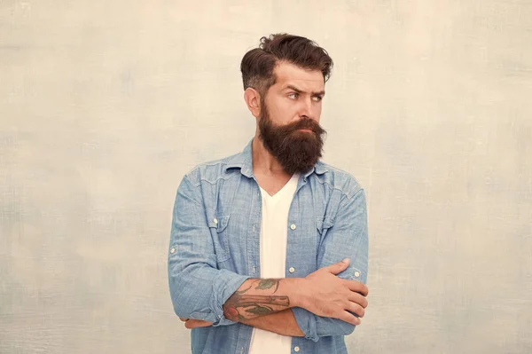 Brutale blanke hipster met snor. Volwassen hipster met baard. Kapper zorg. Vertrouwen uitstralen. Barbershop meester. De man met de baard is serieus gestemd. Mannelijke casual mode stijl. Denim kijk. in een slechte bui — Stockfoto