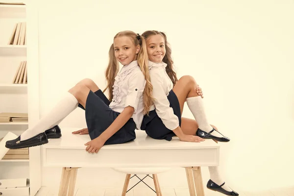 1 de septiembre el primer día del año escolar. Adorables escolares el 1 de septiembre aislados en blanco. Los alumnos pequeños que tienen clase el 1 de septiembre. Niñas en el primer día de escuela. 1 de septiembre — Foto de Stock