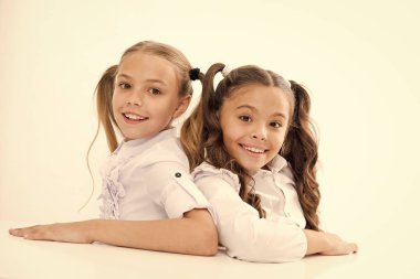 Tek kelimeyle güzel. Neşeli, zeki liseli kızlar. Beyazlar içinde mutlu liseli kızlar. Okul üniforması içinde gülümseyen küçük okul kızları. Uzun at kuyruklu ve alımlı sevimli okul kızları.