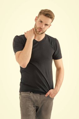 Karizmatik. beyaz arka planda izole seksi adam. traşsız kaslı adam. yakışıklı maço. erkek moda ve güzellik. Berber. Siyah gömlekli adam. rahat tarzı. Siyah moda trendi. erkek modası