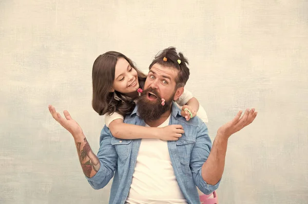 Família feliz. Os membros da família se divertem juntos. Homem barbudo e menina pequena. Pai e filha. Celebração do dia dos pais. Dia da família. Salão de cabeleireiro familiar — Fotografia de Stock