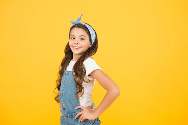 Alegre y brillante. Feliz infancia. concepto de salón de peluquería. Pelo rizado largo de poca belleza. chica retro sonriendo fondo amarillo. aspecto vintage niño pequeño. moda de verano para niños. belleza y moda —  Fotos de Stock