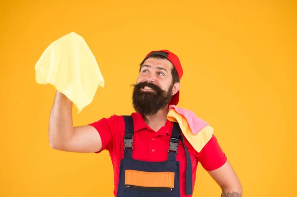 髭の男は掃除のためにダスター・マイクロファイバーを持ってるクリーンハウスハウスキーピング・ビジネス清掃サービスを要請します男性メイドの家ハッピーヒップスタークリーニング材料手に。洗濯作業員 — ストック写真