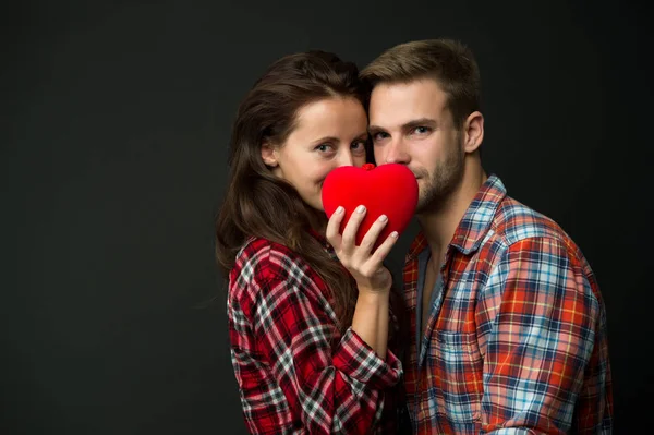 Intimitás. Érzéki pár vörös szíve van. Boldog Valentin napot! Szerelem és romantika. Férfi és lány romantikus randi. Szerelmes pár. Szexi pár kockás ing másolja a helyet. Szeretettel teli szív. Igaz érzések — Stock Fotó