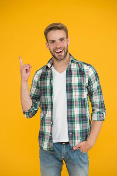 Buena idea. inspirado fondo amarillo estudiante. Hazte quedar bien. moda casual para los hombres. Trajes masculinos y mira. hombre con estilo en ropa de moda. hombre guapo en camisa a cuadros y jeans — Foto de Stock