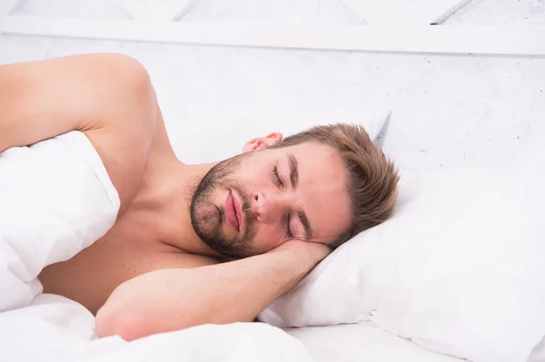 Ideje felkelni és szép napot kívánni. Jó reggelt. Szép álmokat. férfi egészség és agglegény életmód. férfi gyors alvás. Lazíts a hálószobában. energia és fáradtság. Reggeli szex koncepció. szexi férfi aludni az ágyban — Stock Fotó