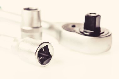 çok amaçlı takım kiti. Krom Vanadyum çelik. Metalize Tamir ekipmanları. Beyaz arka planda izole soket anahtarı. Demir aletler ayarlandı. Biz doğru, Ilk kez yapmak