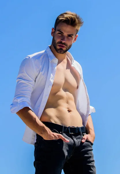 Atractivo torso. Día caluroso al aire libre. Un hombre atractivo quitándose la camisa. Confiando en su apelación. Tipo barbudo estilo de negocios. Hombre guapo modelo de moda. Torso muscular. Musculoso sexy macho hombre —  Fotos de Stock